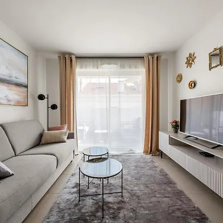 Beautiful Center Terrace Parking Apartment
